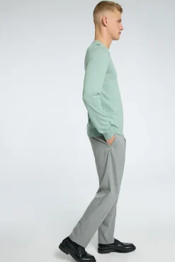 Pantalón informal con pinza confeccionado con materiales reciclados