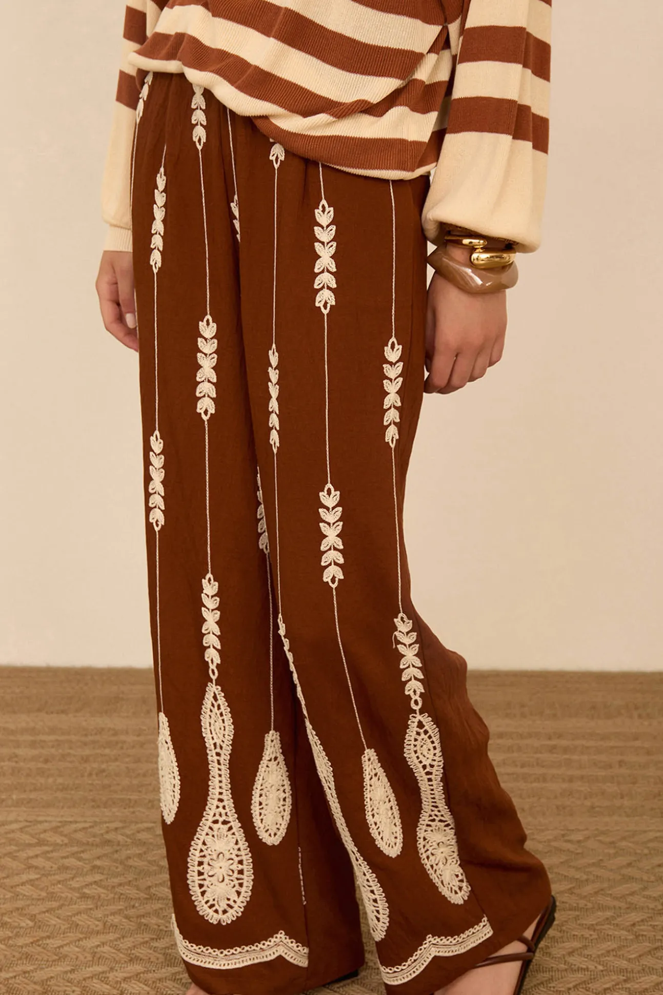 Pantalón largo bordado