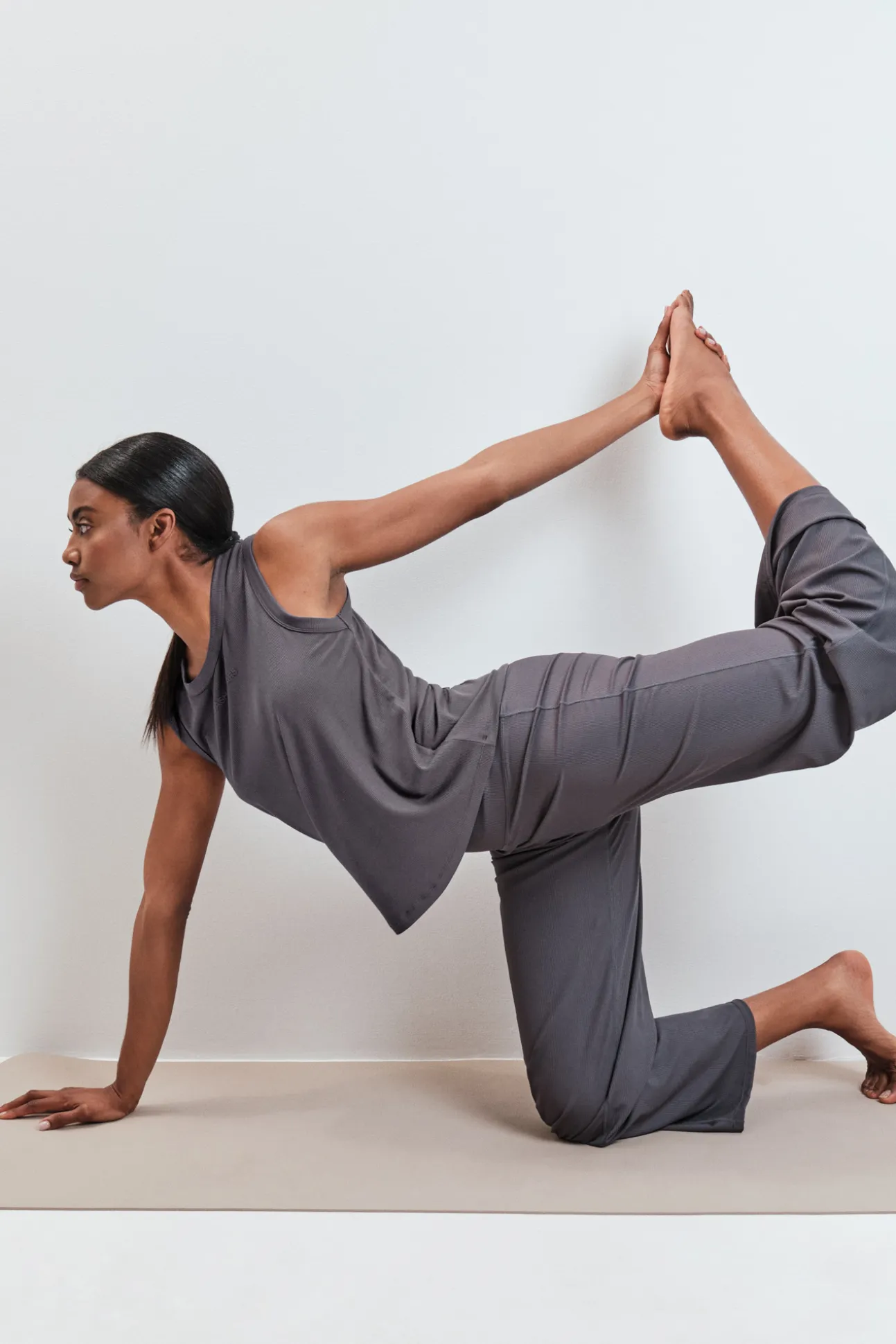 Pantalón largo palazzo rib gris