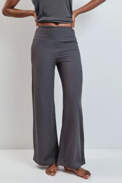 Pantalón largo palazzo rib gris