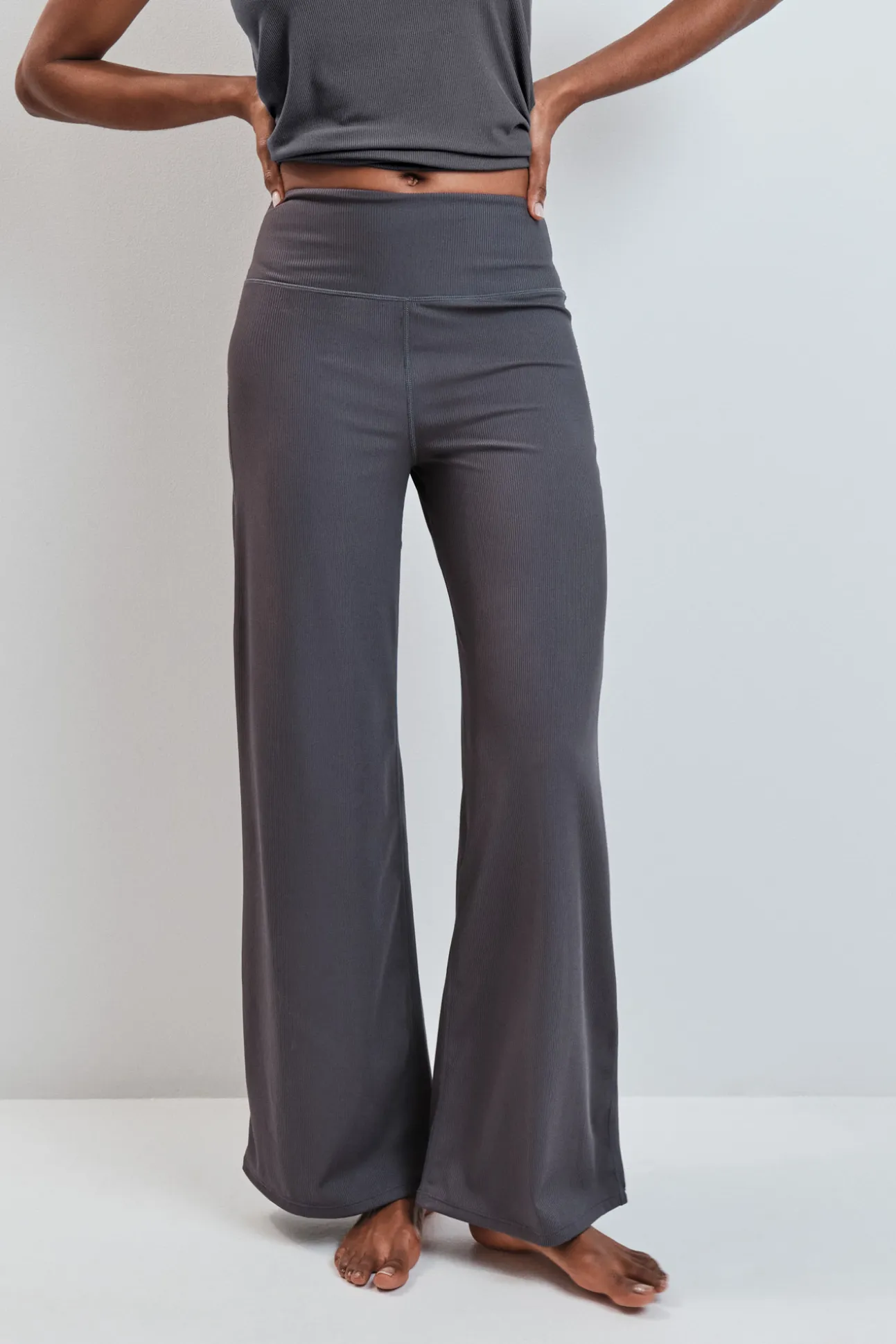 Pantalón largo palazzo rib gris