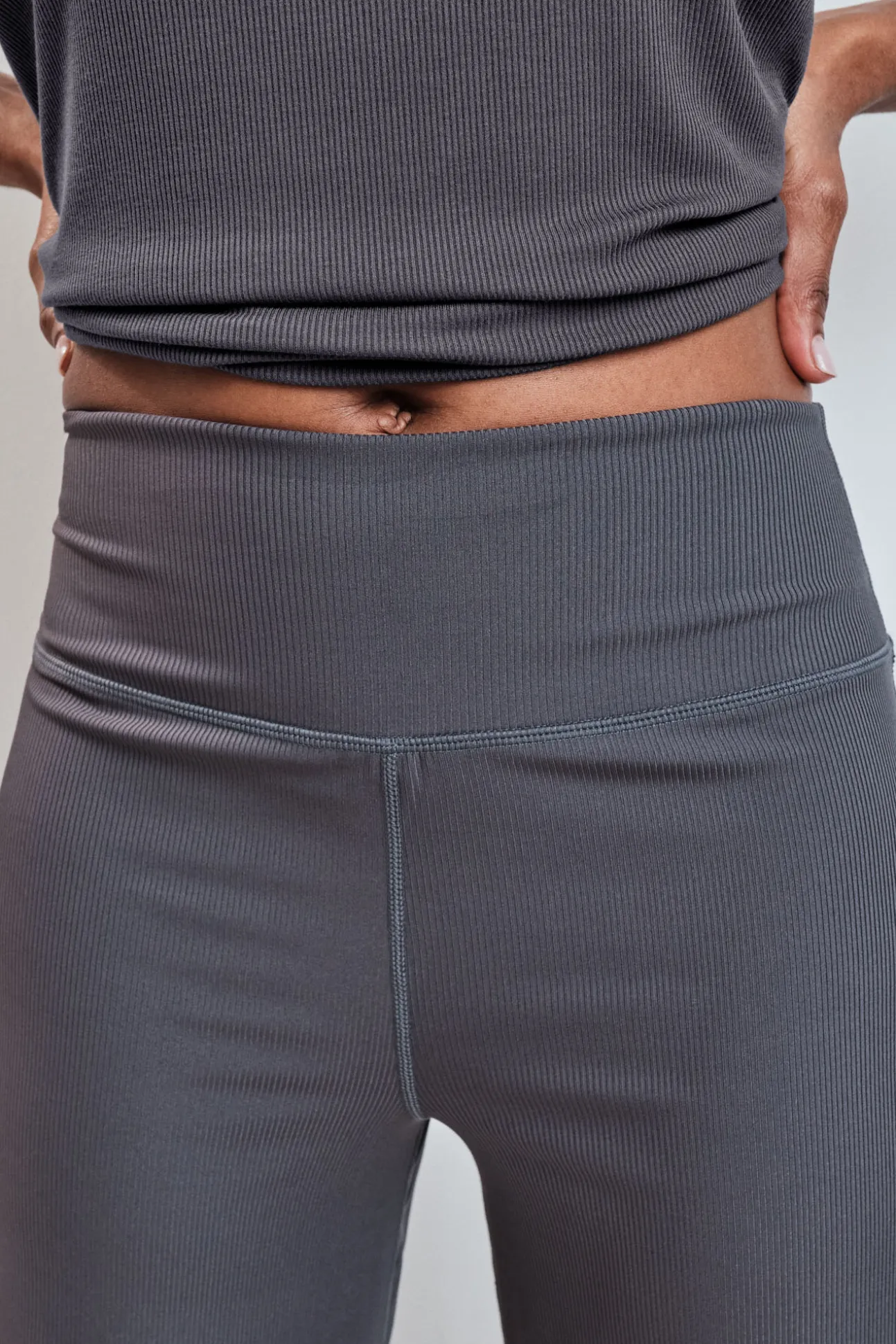Pantalón largo palazzo rib gris