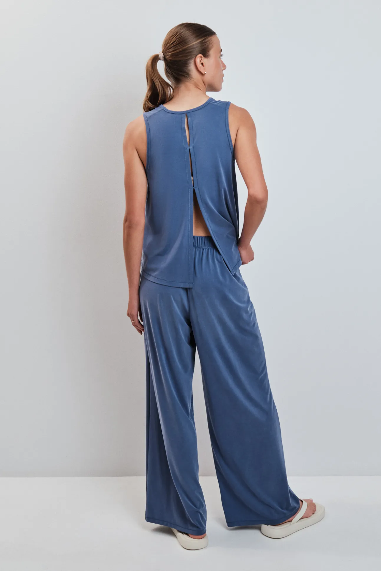 Pantalón largo palazzo tacto suave azul