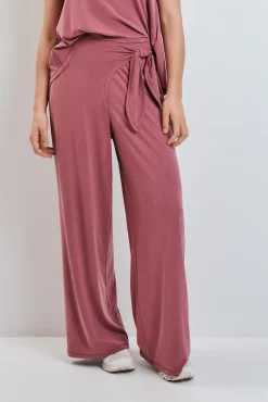 Pantalón largo palazzo tacto suave granate