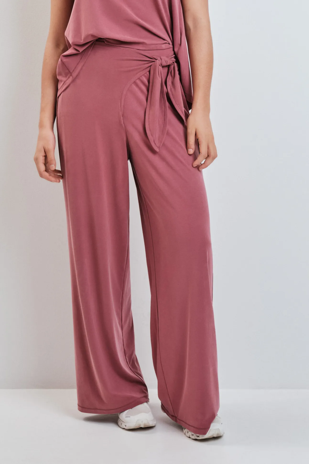Pantalón largo palazzo tacto suave granate