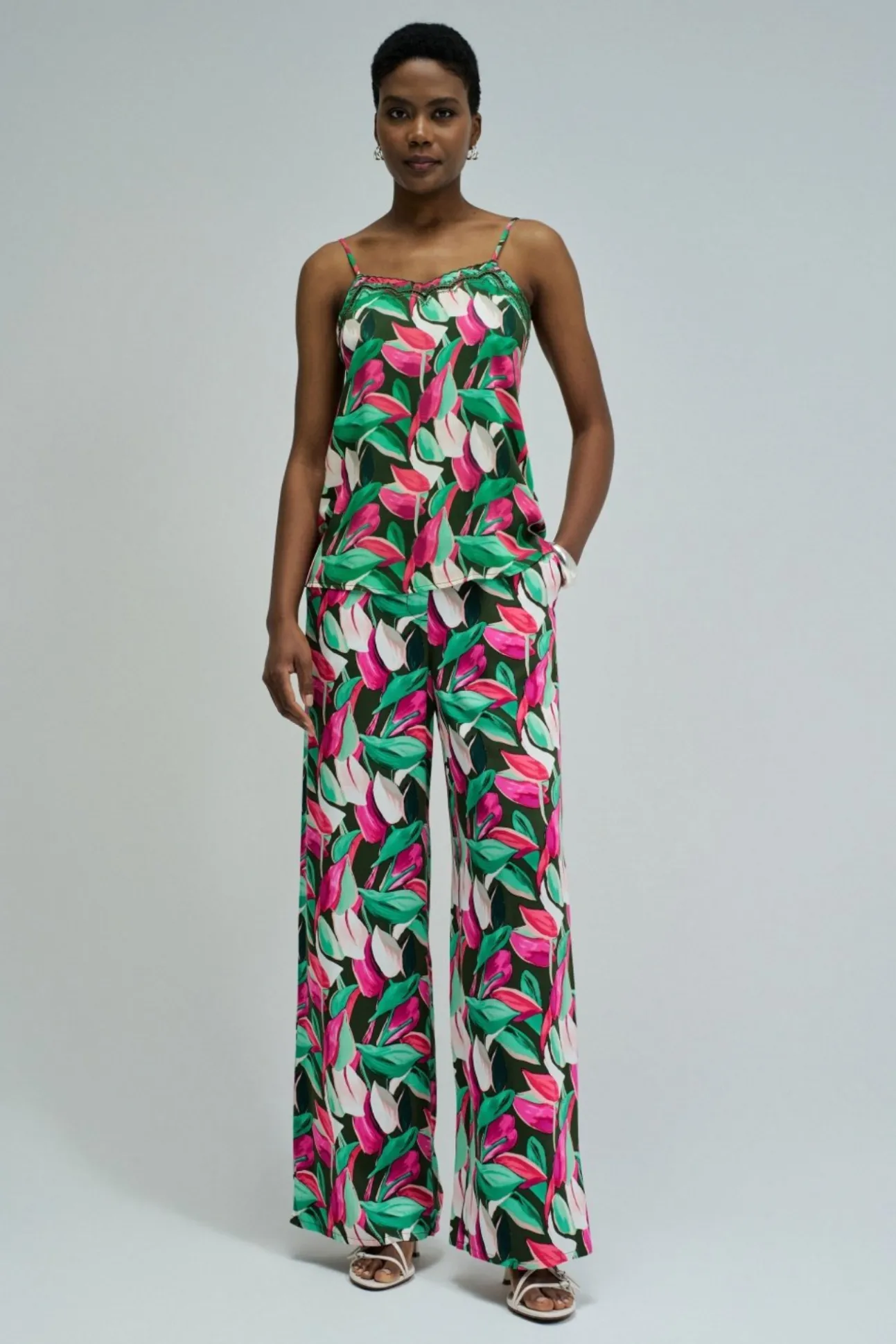 Pantalón regular con estampado floral