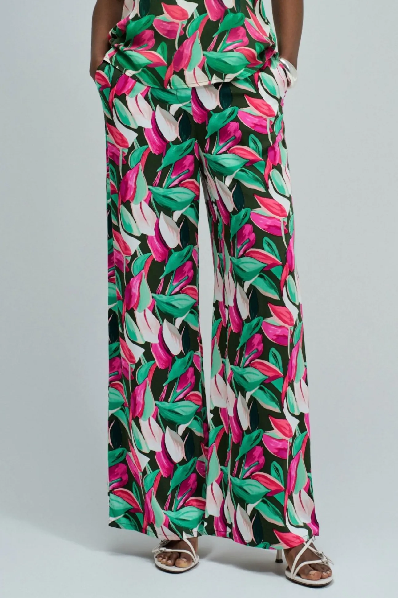 Pantalón regular con estampado floral