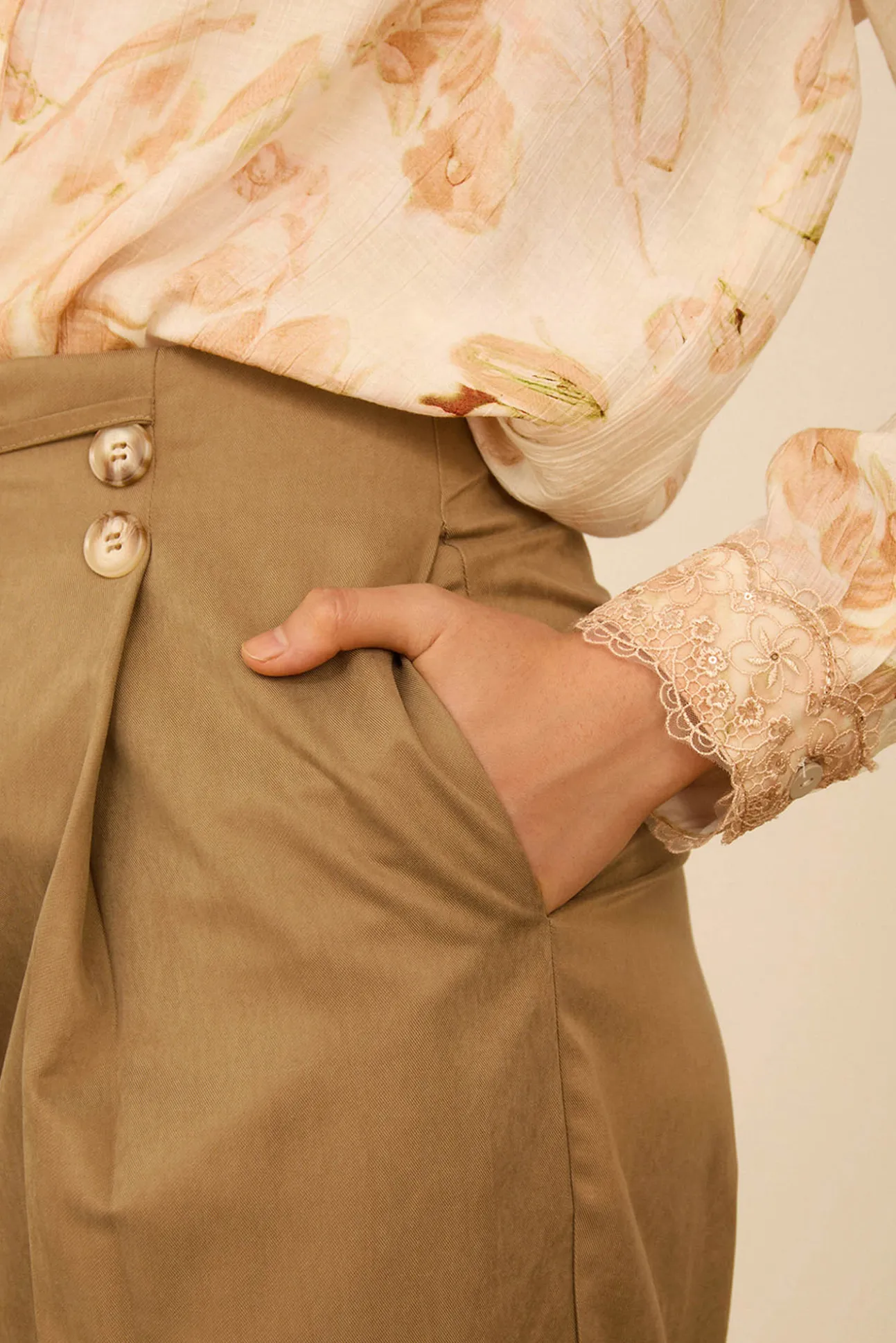 Pantalón tobillero con pinzas