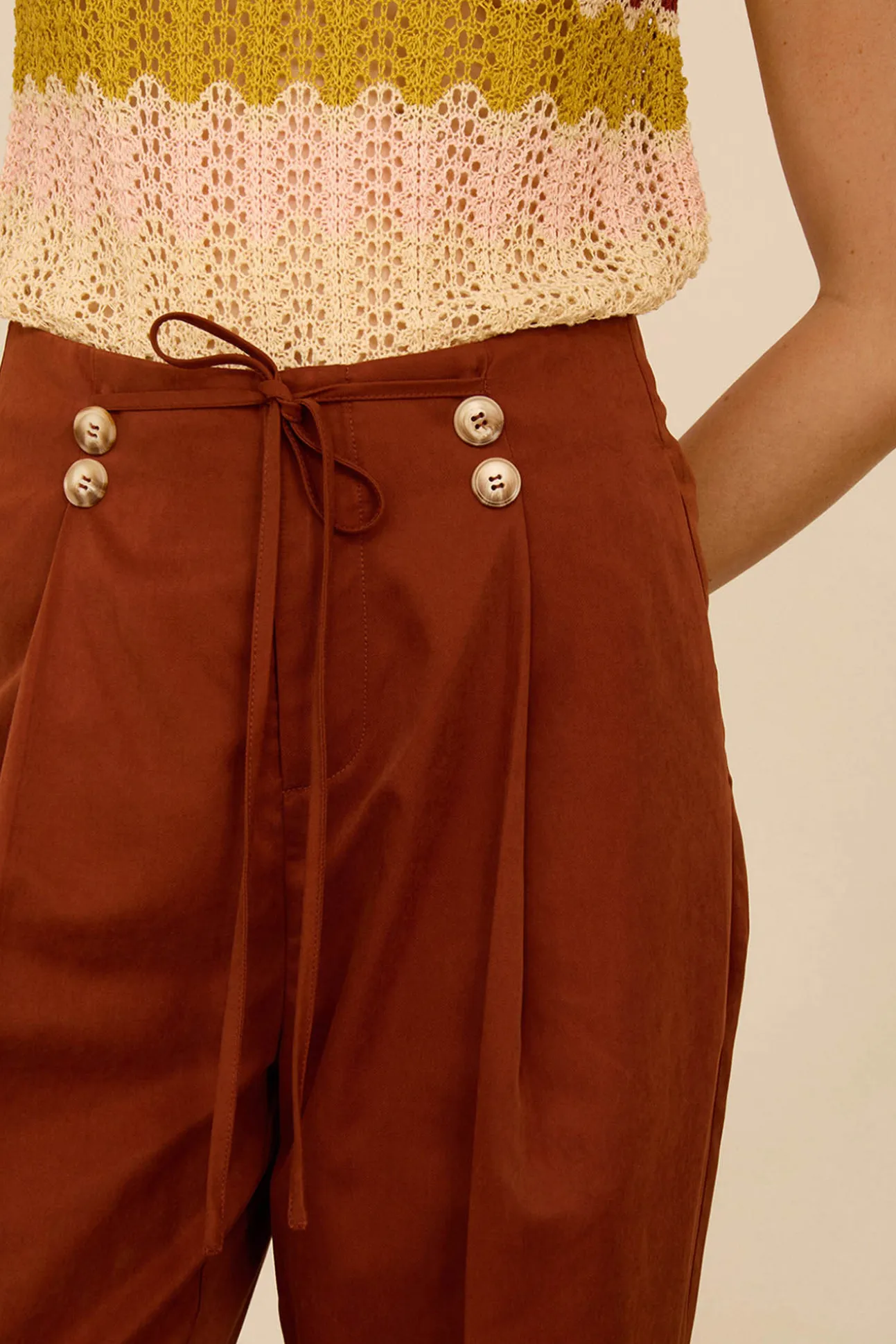 Pantalón tobillero con pinzas