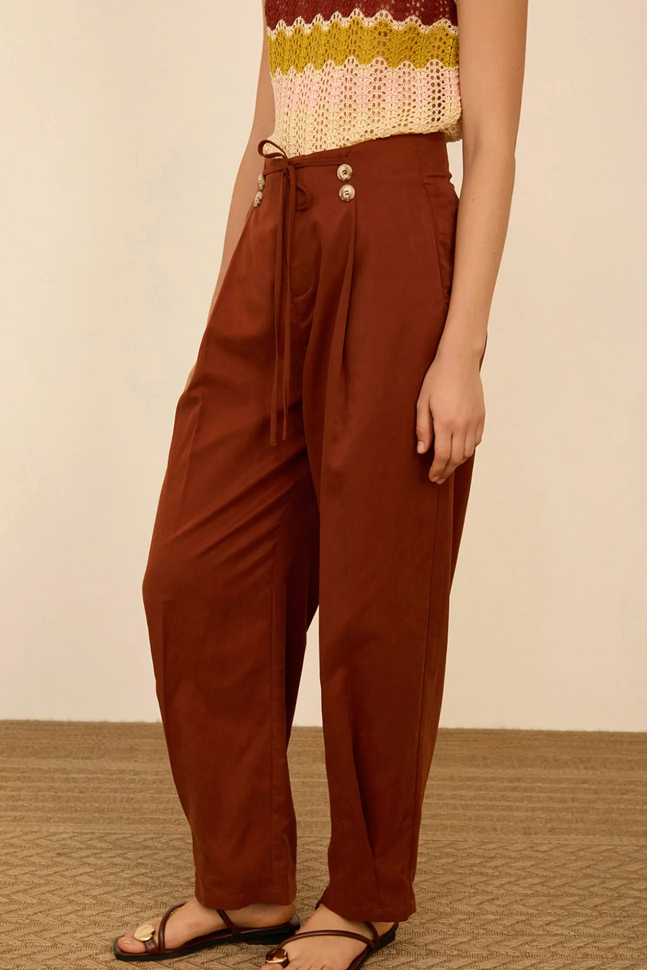 Pantalón tobillero con pinzas