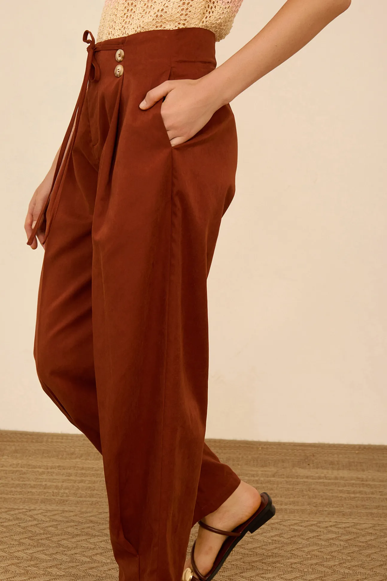 Pantalón tobillero con pinzas