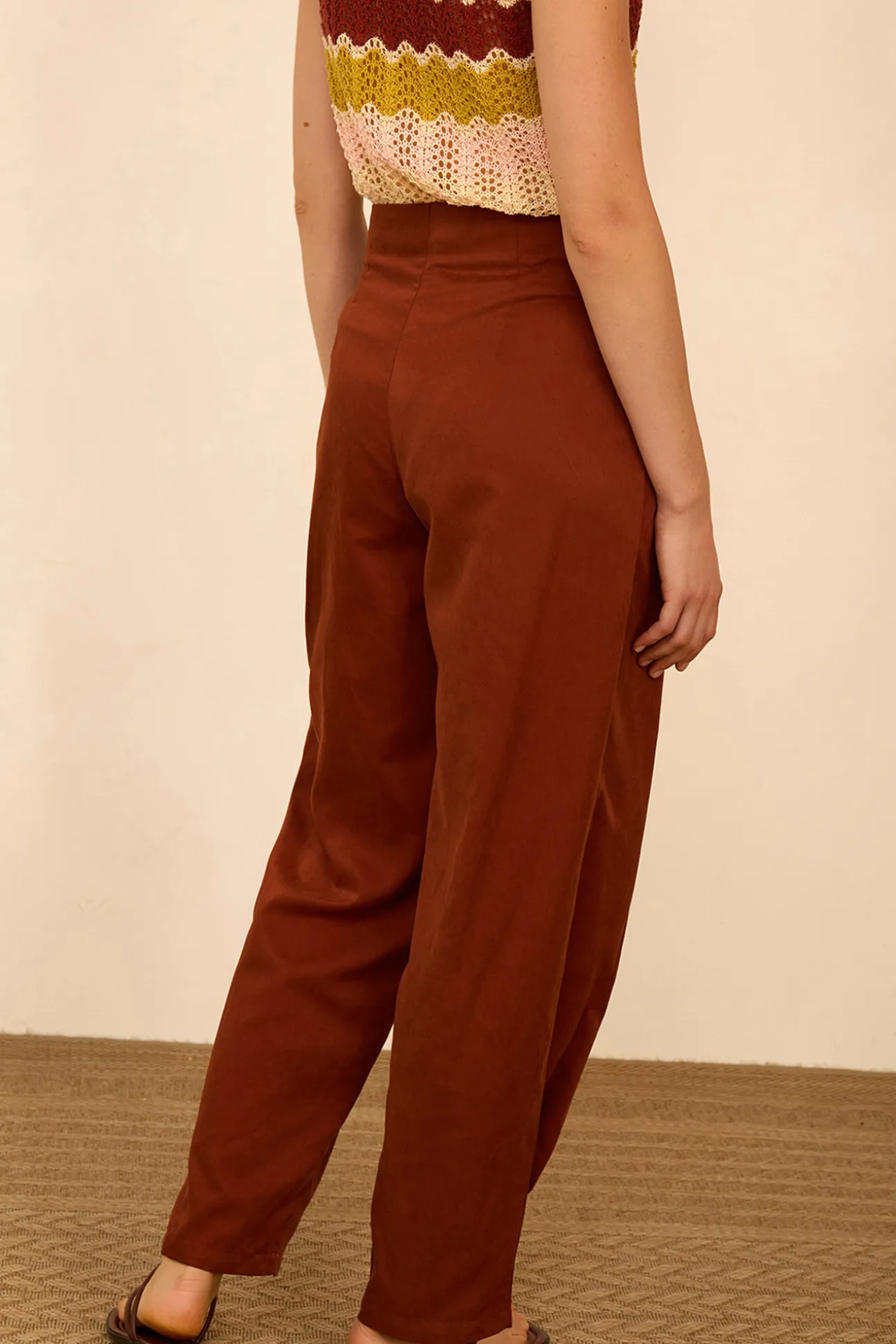 Pantalón tobillero con pinzas