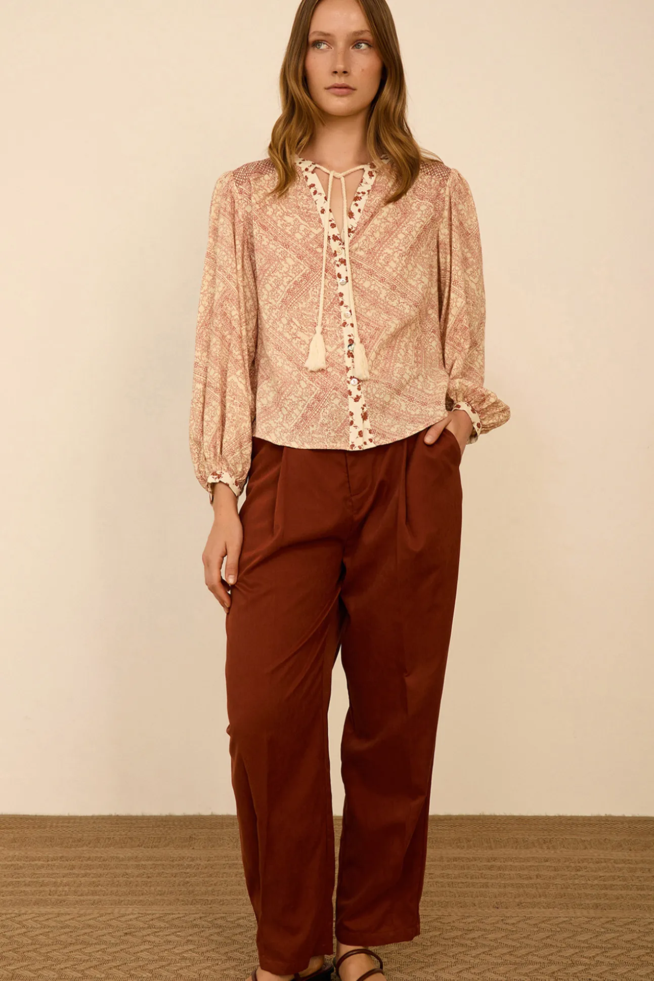 Pantalón tobillero con pinzas