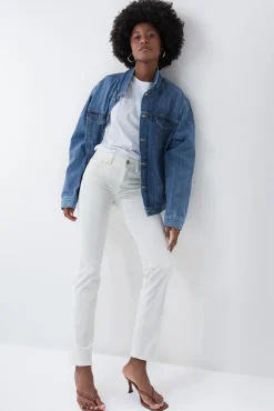 Pantalon vaquero destiny push up slim de color crudo