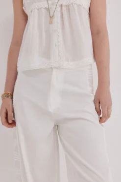 Pía. Pantalón tiro medio bordado