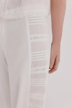 Pía. Pantalón tiro medio bordado