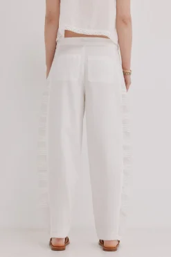 Pía. Pantalón tiro medio bordado