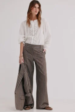 Pía. Pantalones de rayas