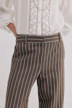 Pía. Pantalones de rayas