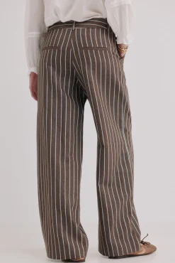 Pía. Pantalones de rayas
