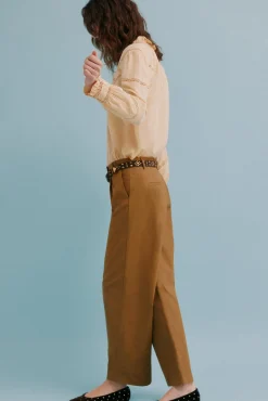 Paula. Pantalón con pliegues