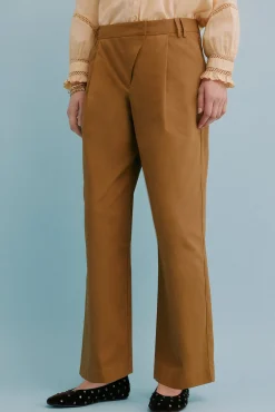 Paula. Pantalón con pliegues