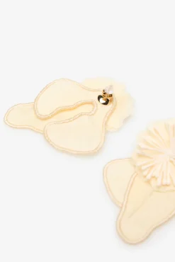 Pendientes de flor en tejido