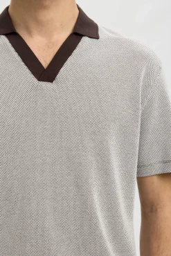 Polo de manga corta con cuello abierto