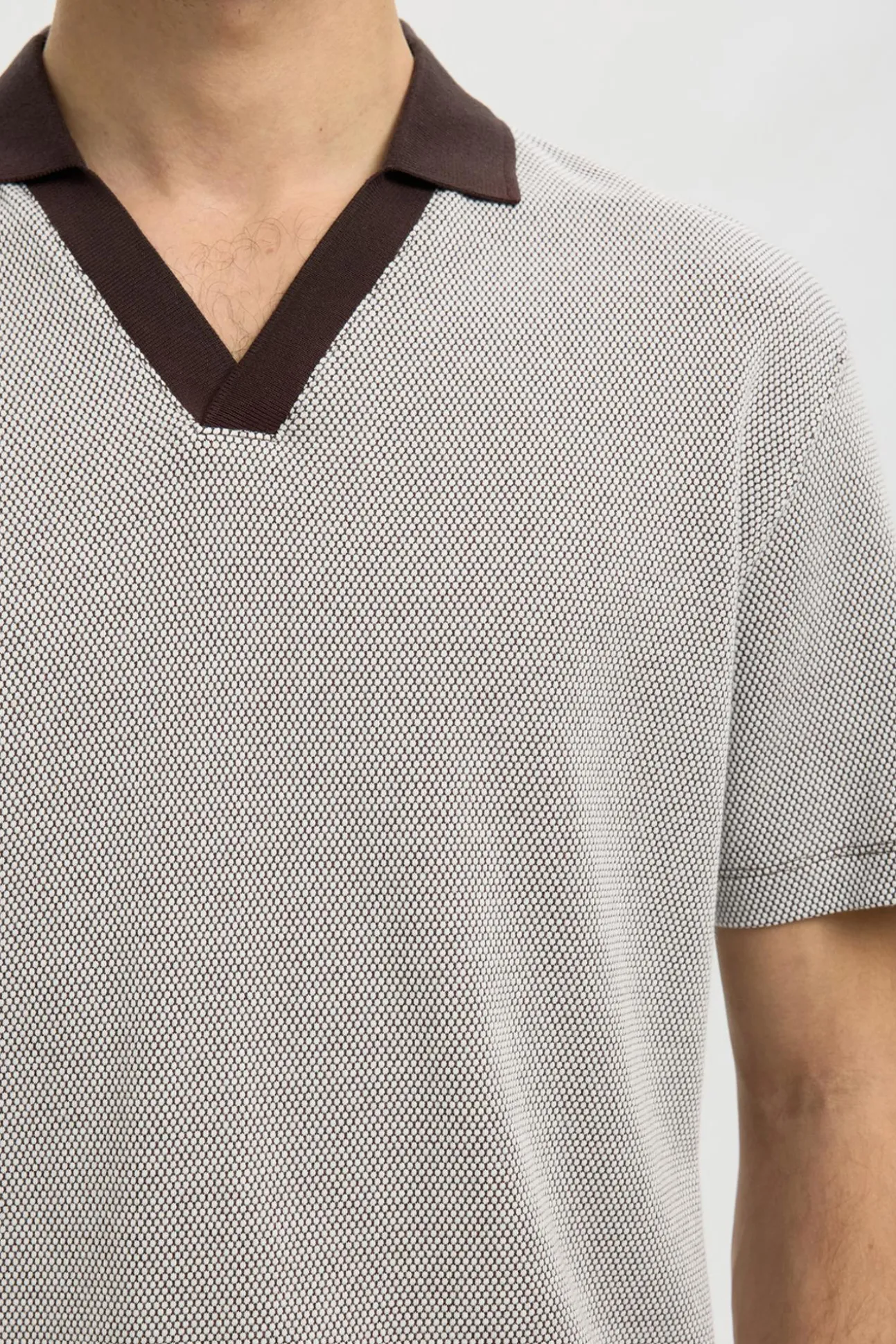 Polo de manga corta con cuello abierto