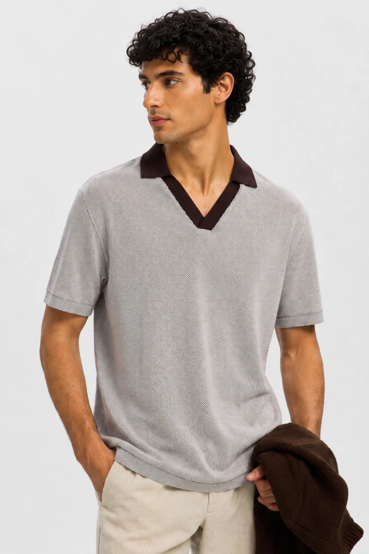 Polo de manga corta con cuello abierto
