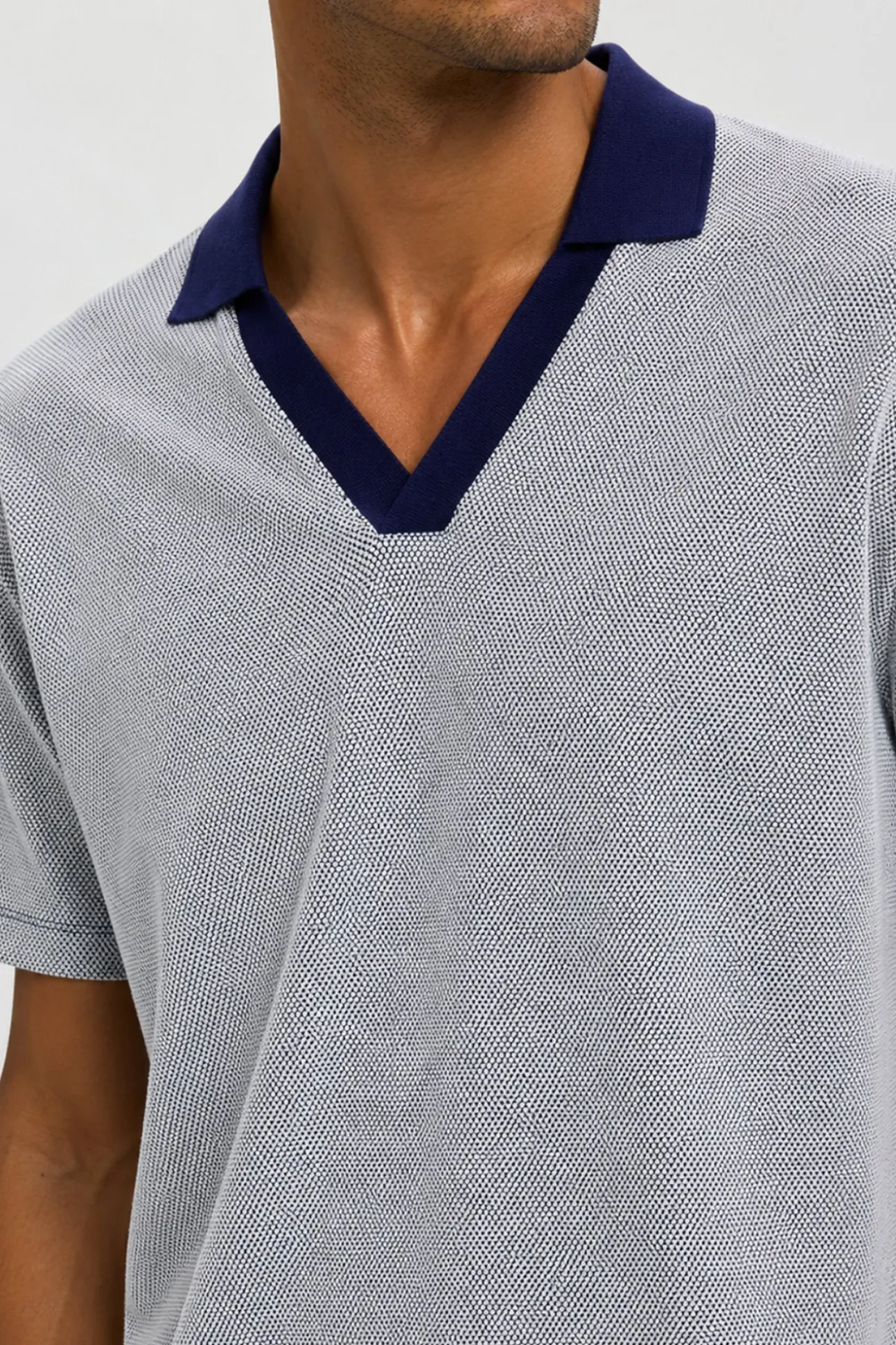 Polo de manga corta con cuello abierto
