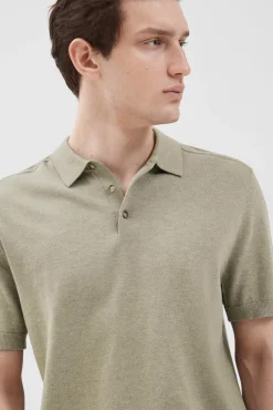 Polo de punto de manga corta.