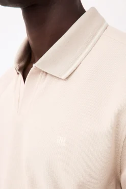 Polo estructura cuello abierto
