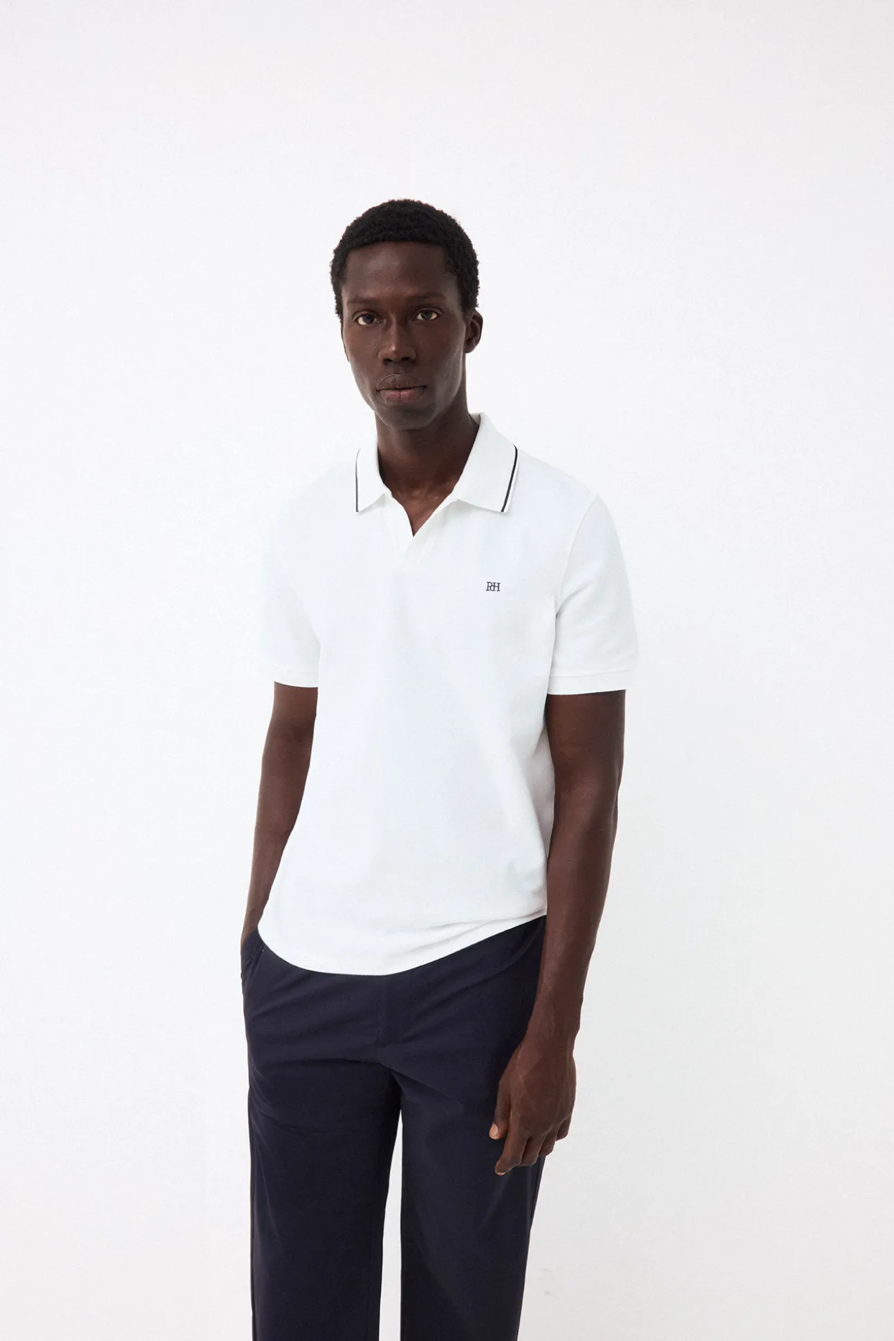 Polo estructura cuello abierto