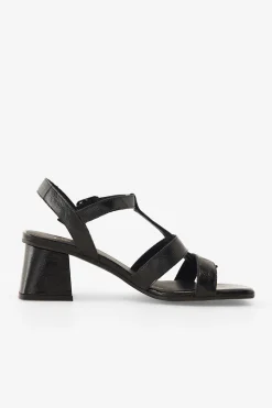 Sandalias en piel efecto charol