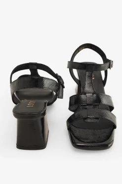 Sandalias en piel efecto charol