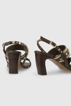 Sandalias en piel y tachas