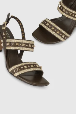 Sandalias en piel y tachas