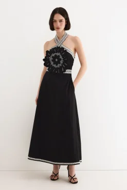 Vestido bordado con flor