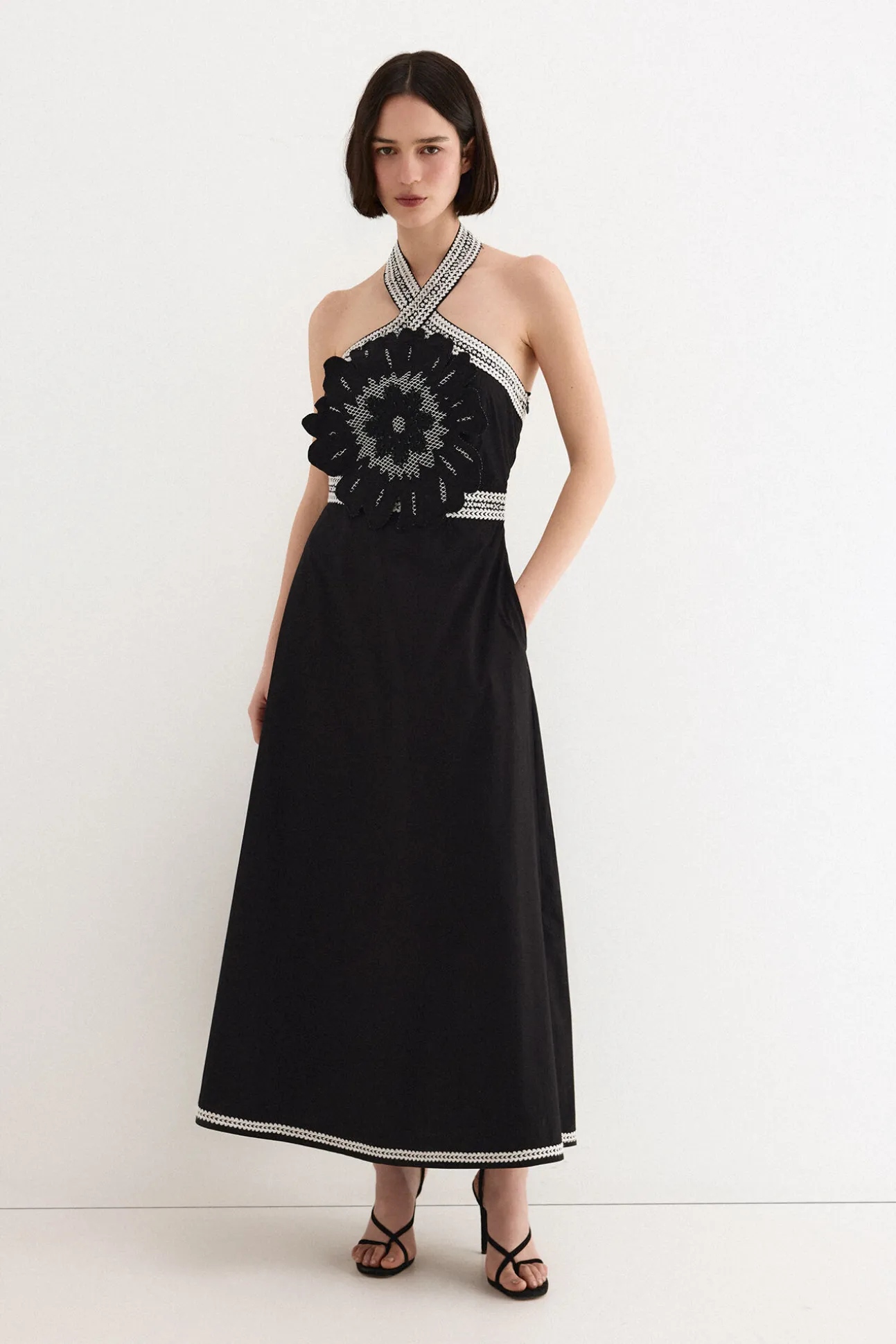 Vestido bordado con flor
