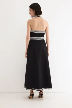 Vestido bordado con flor