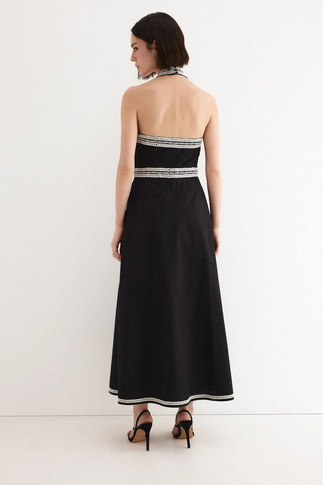 Vestido bordado con flor