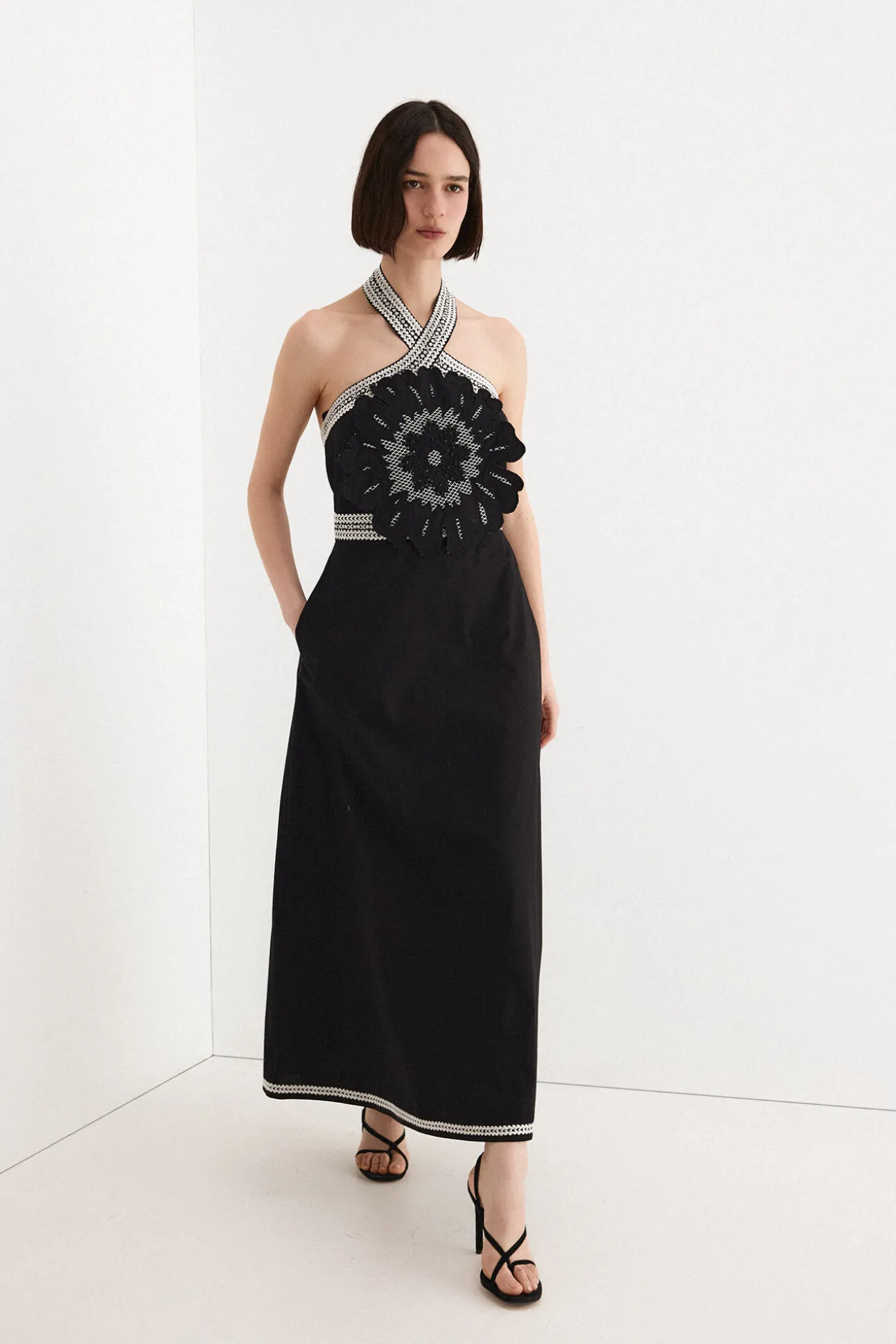 Vestido bordado con flor
