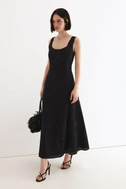 Vestido con bordados florales