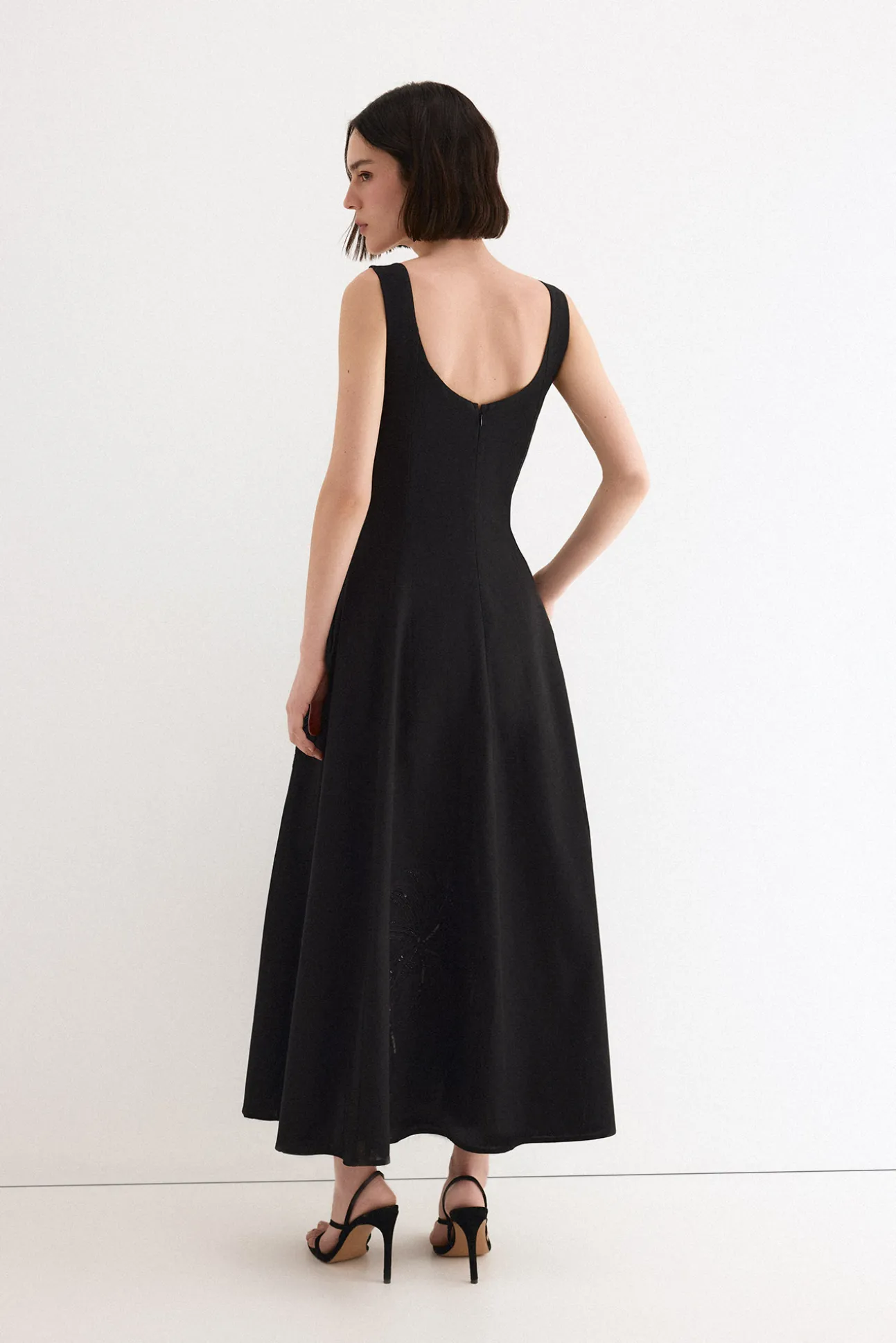 Vestido con bordados florales