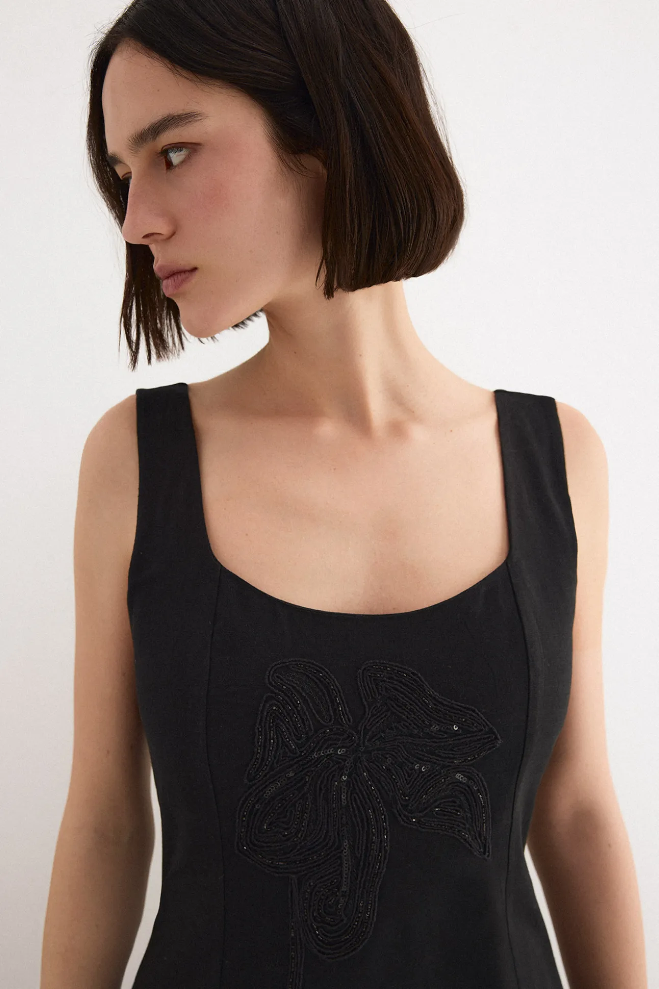 Vestido con bordados florales