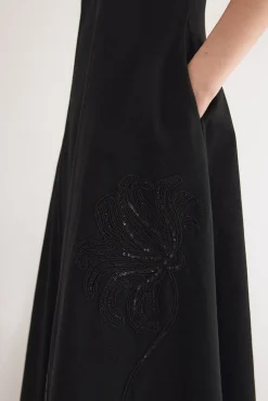 Vestido con bordados florales