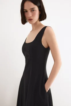 Vestido con bordados florales