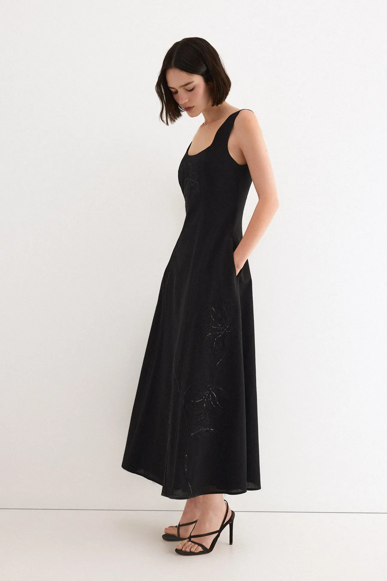 Vestido con bordados florales
