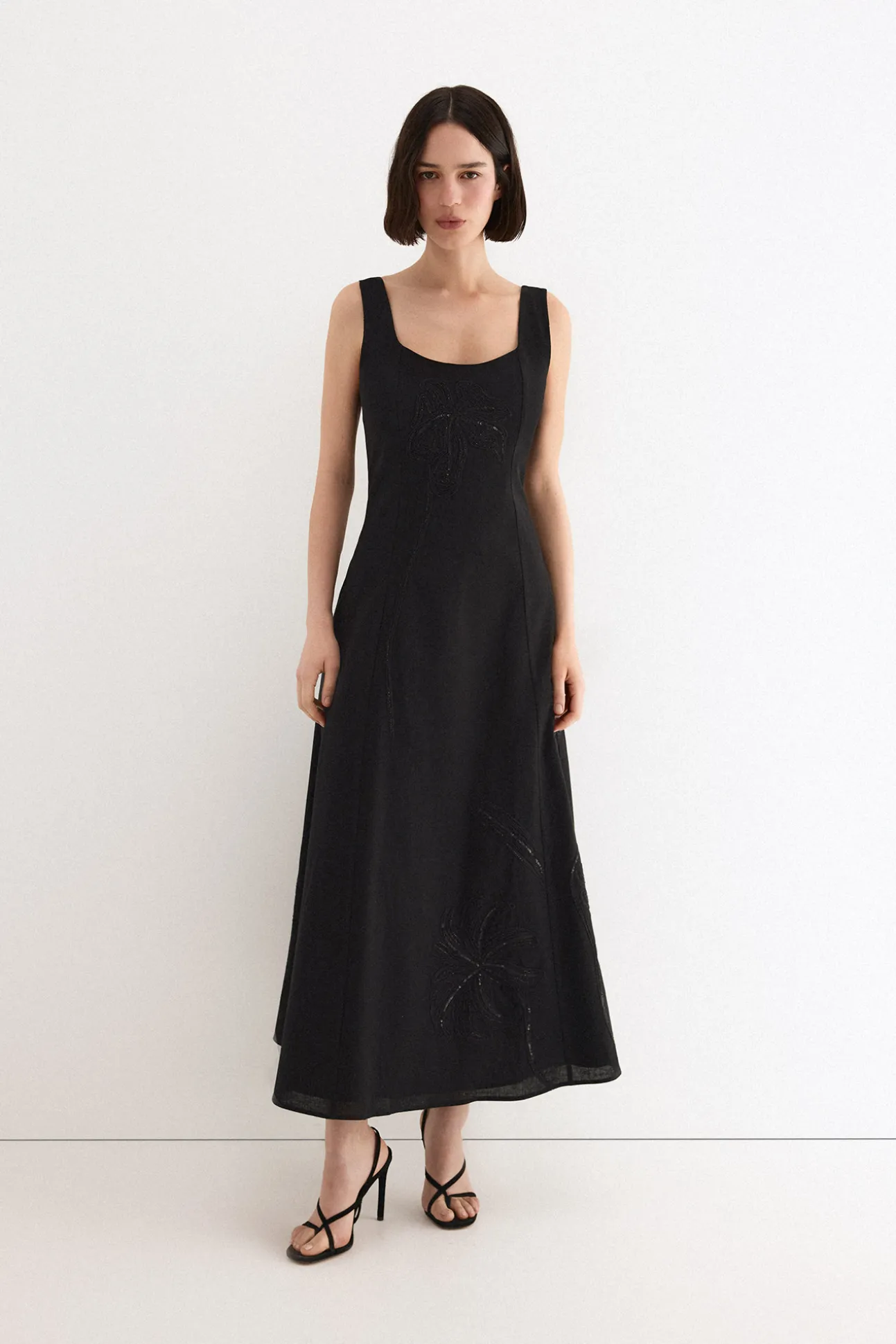 Vestido con bordados florales